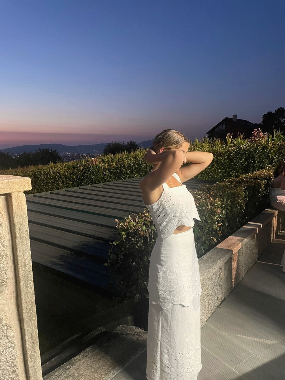 Clienta con vestido blanco al atardecer, silueta