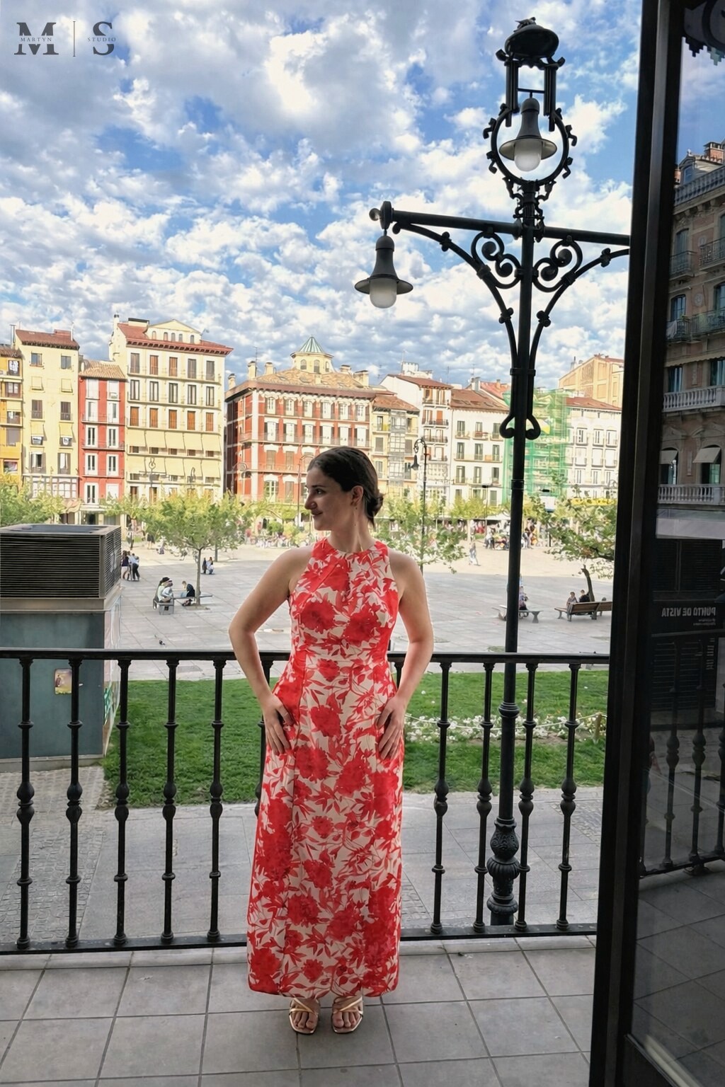 Clienta con vestido rojo de líneas fluidas