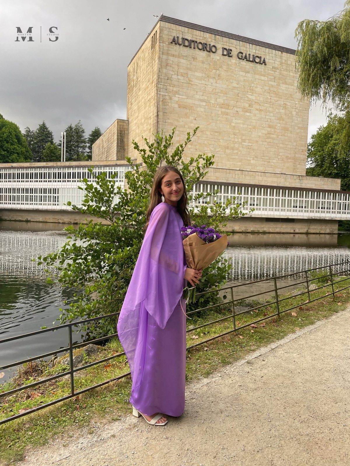 Vestido con capa de seda