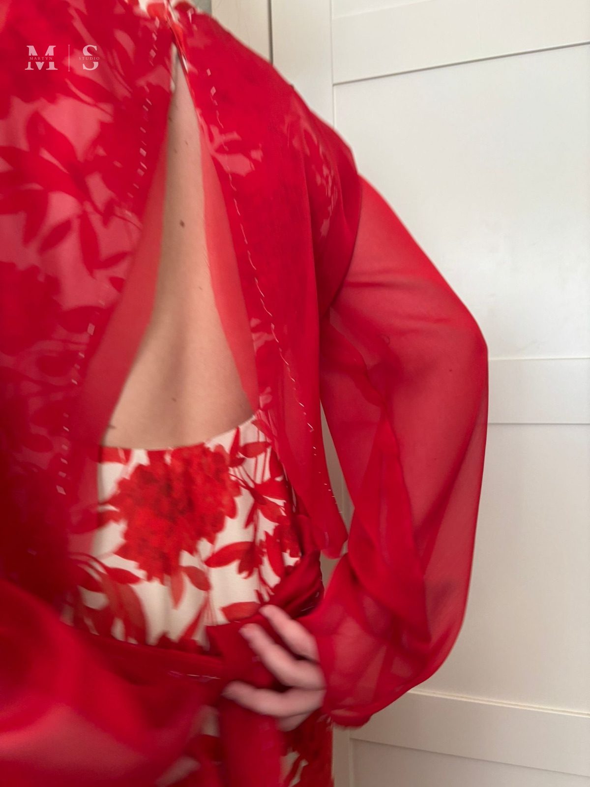 Vestido rojo con mangas de organza